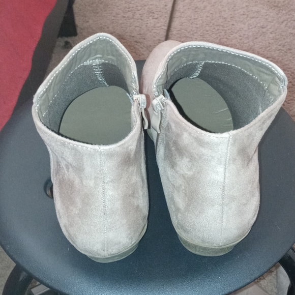 - Women boots size 8.5 - Picture 2 of 7